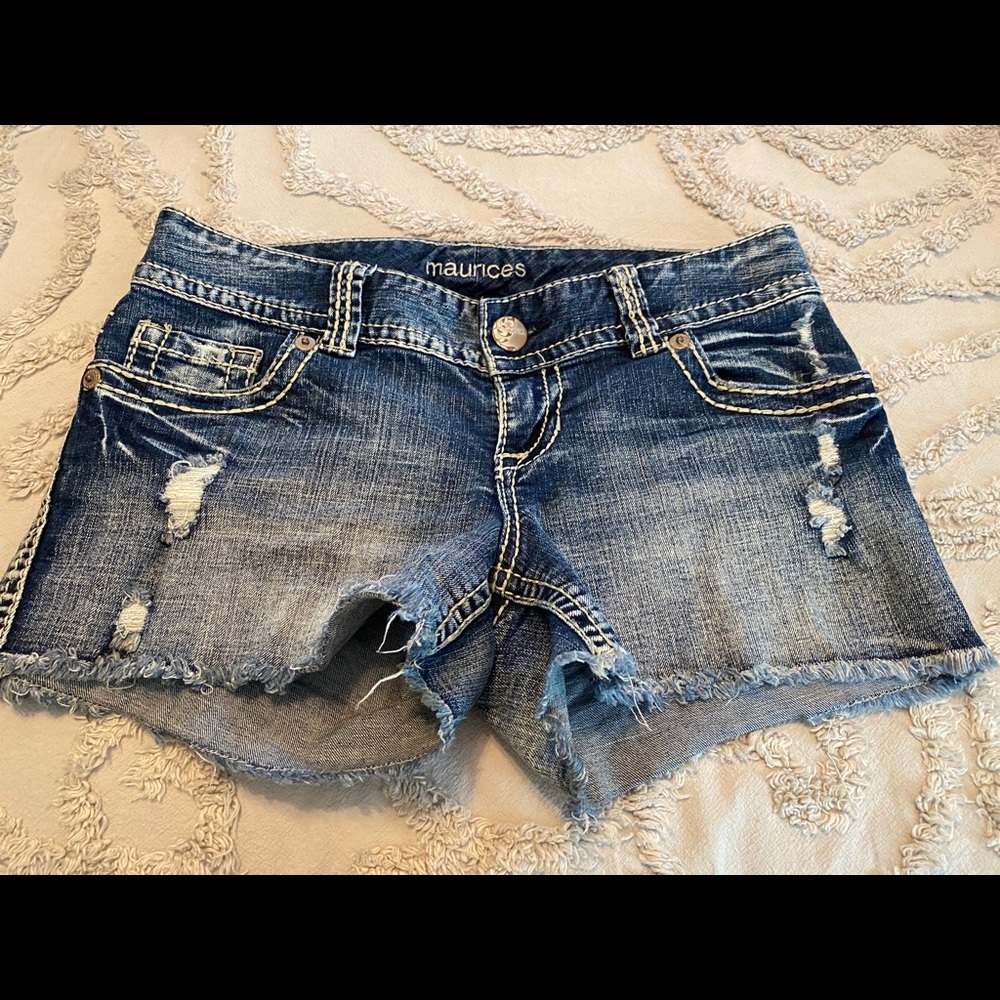 Maurices distressed jean shorts Size 3/4